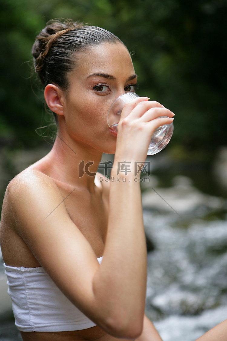 小溪边喝水的女人