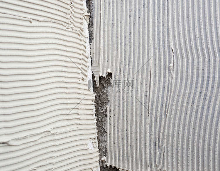 大瓷砖上的建筑缺口镘砂浆形状