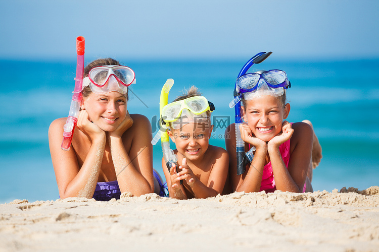 三个快乐的孩子在沙滩上......