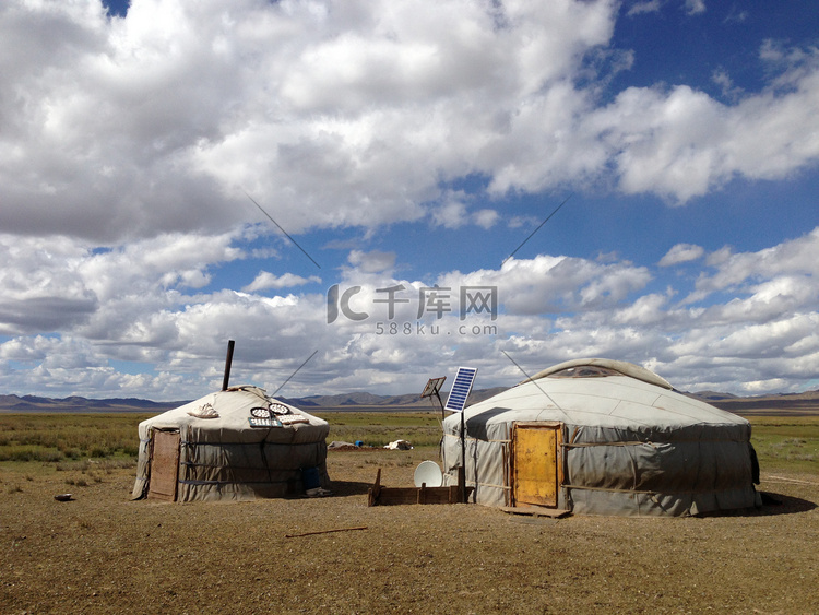 两个传统的蒙古包