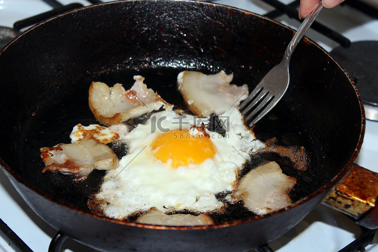 烹饪过程中的煎鸡蛋