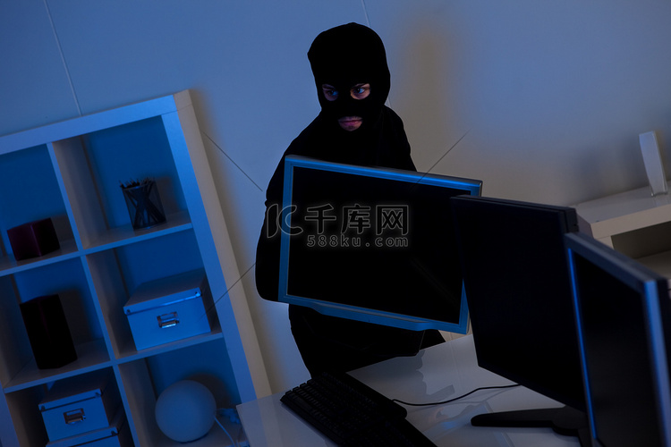 盗窃电脑的小偷