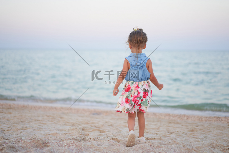 孩子在沙滩上玩耍 小女孩独自玩