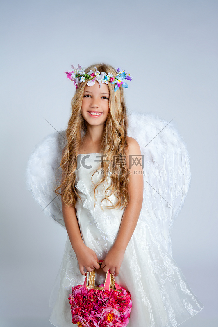 拿着带翅膀的花袋的天使儿童女孩