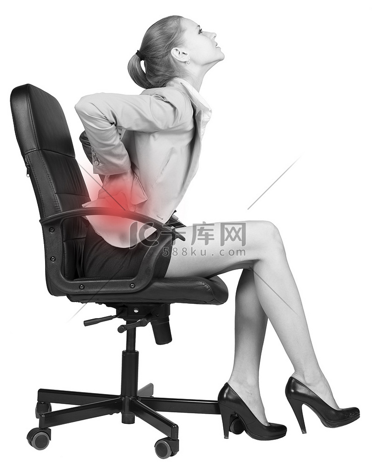 腰痛的女商人坐在办公椅上