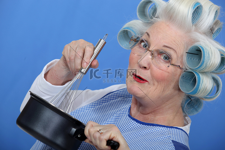 厚颜无耻的老女人在滚筒搅拌酱