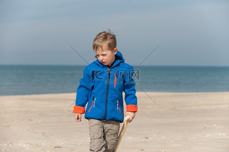 沙滩上的男孩