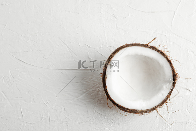 白色背景中的半热带椰子，文本空