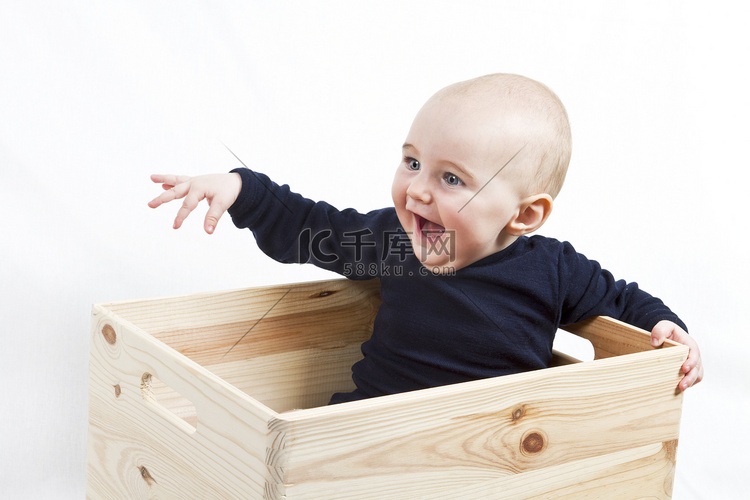 木箱里的小孩指向左边
