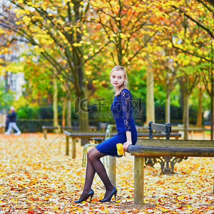 秋日在巴黎卢森堡花园穿蓝色裙子