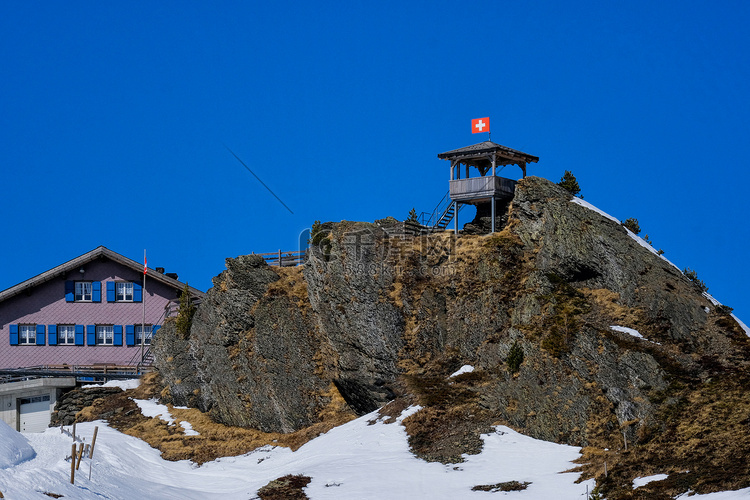 高雪山的木瞭望塔，沿着从 In