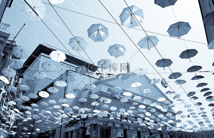 城市上空的彩色雨伞