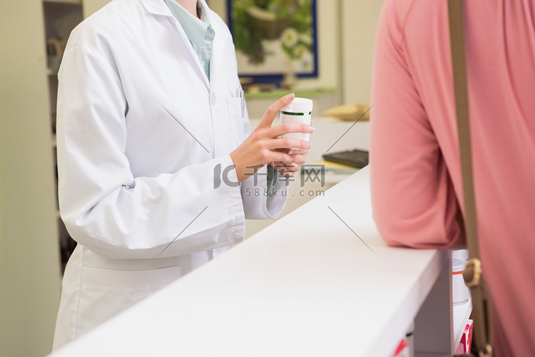 药剂师和她的顾客谈论药物