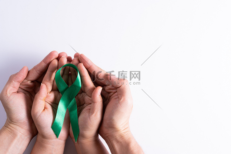 世界肾脏日，男人和女人手牵着绿