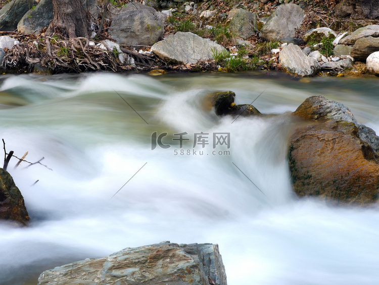 山速纯净清澈的河水