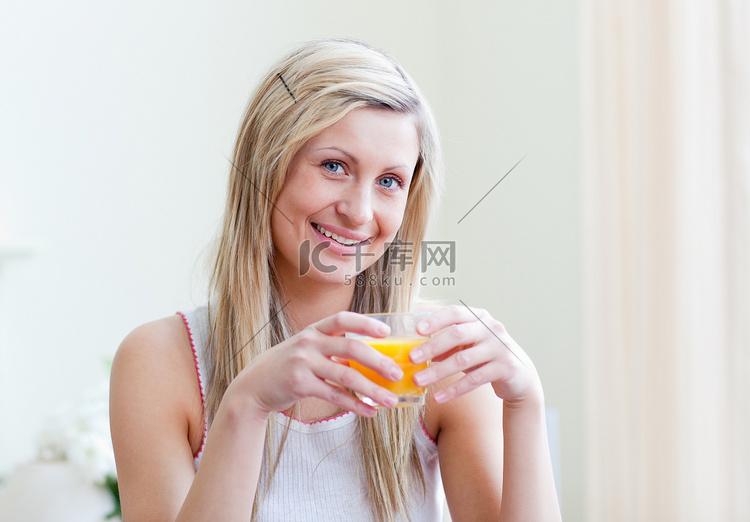 一个喝橙汁的开朗女人的画像