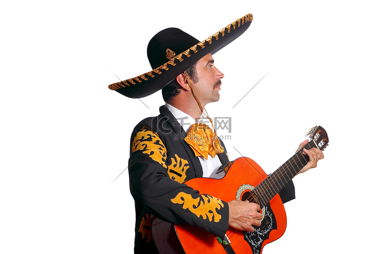 查罗墨西哥流浪乐队在白色弹吉他