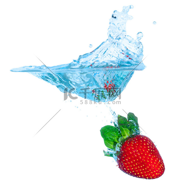 新鲜草莓掉进水里溅起水花