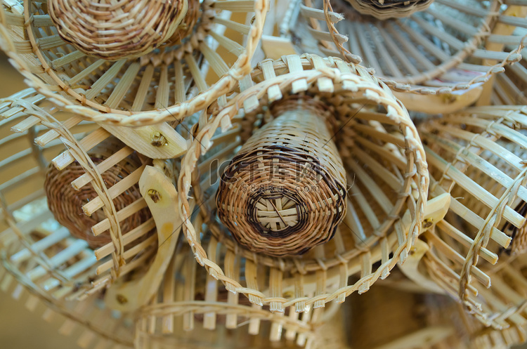 由竹子制成的传统泰式编织钱包
