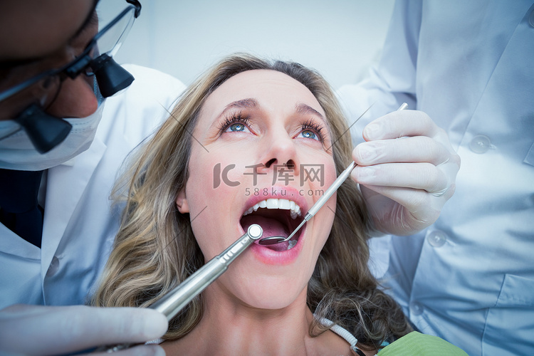检查牙齿的女人的特写