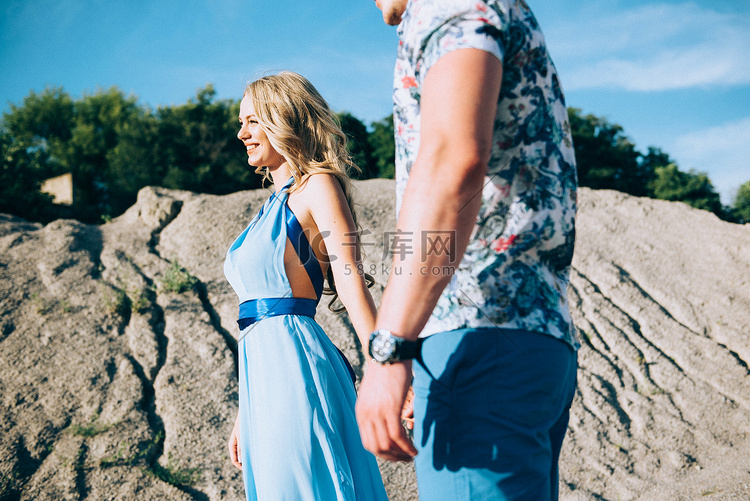 花岗岩采石场里穿着浅蓝色连衣裙