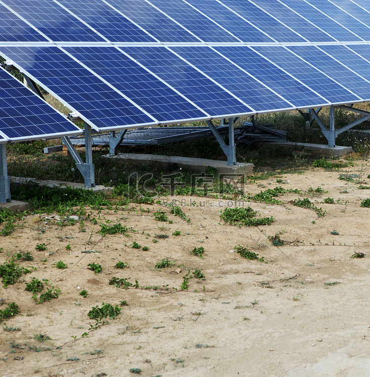 太阳能发电厂的太阳能电池板