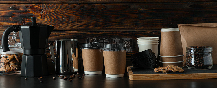 黑色桌子上的咖啡时间配饰，木制