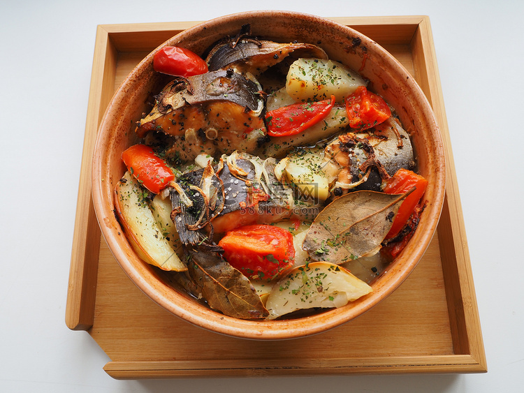 一盘鱼和蔬菜。