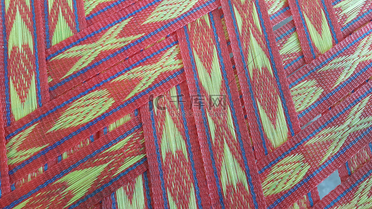 彩色塑料编织条纹的特写视图。