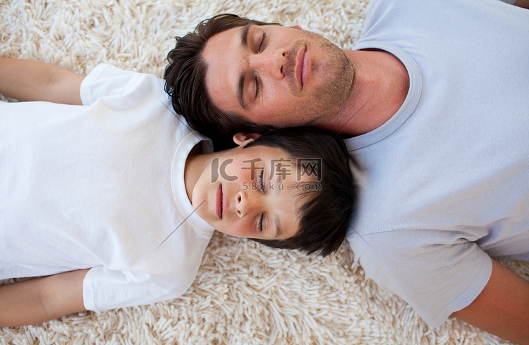 睡在地板上的父亲和他的儿子