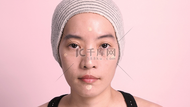 亚洲女性美丽的脸由粉底液组成