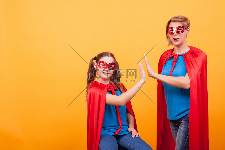 母亲和女儿打扮得像超级英雄，在