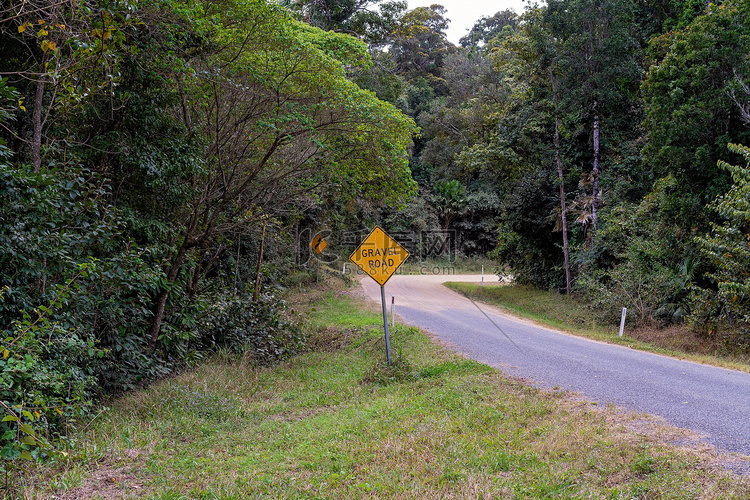 砾石路和箭头标志指示一条蜿蜒的