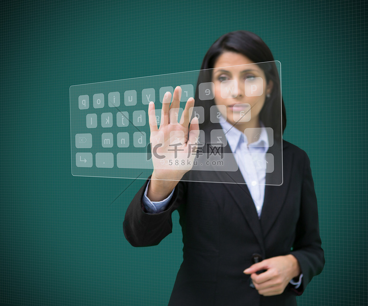 在投影数字键盘上打字的女商人