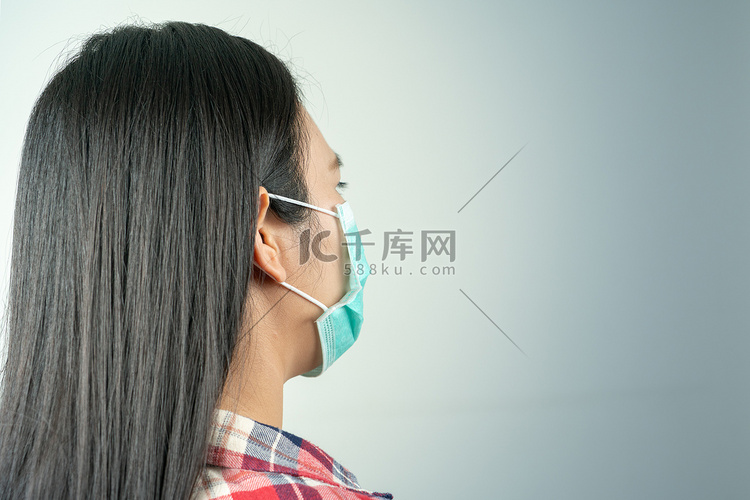 因空气污染和流行病而戴面具的妇