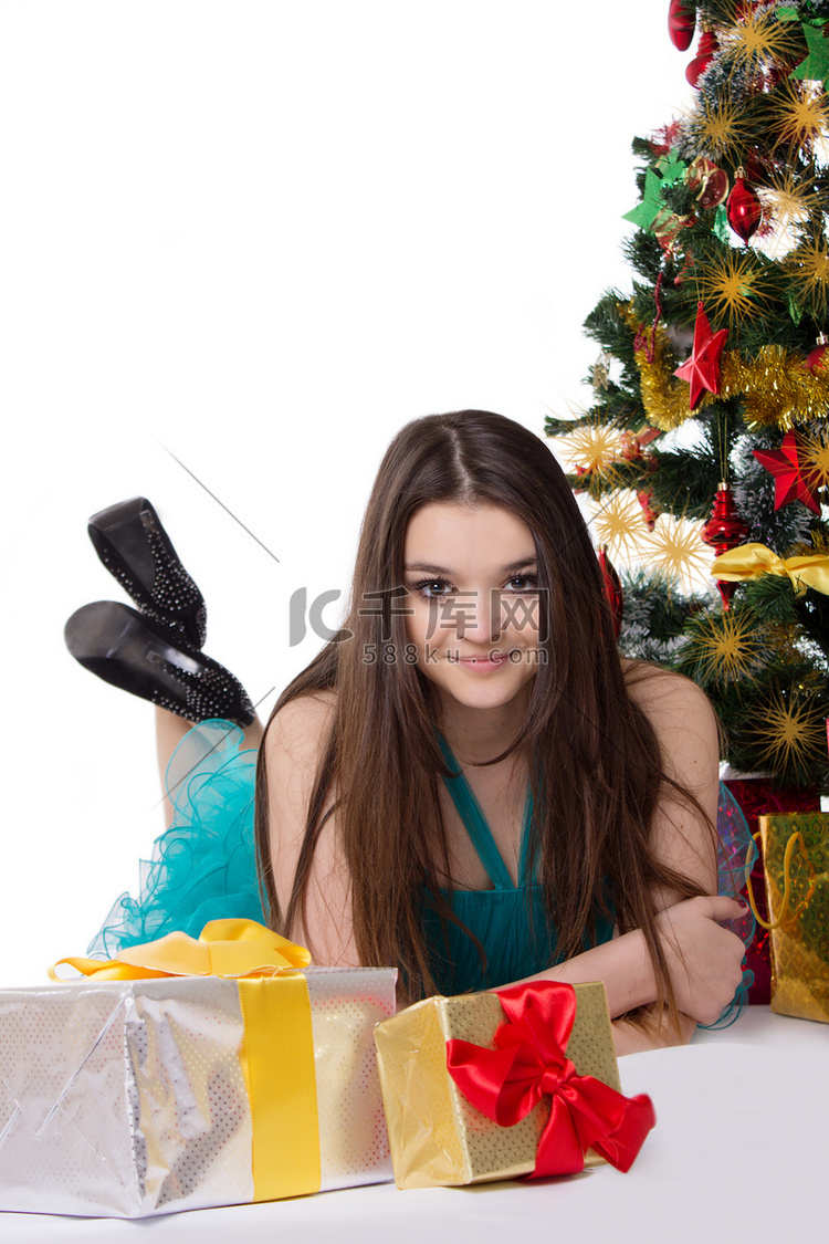 化装舞会的十几岁的女孩在圣诞树
