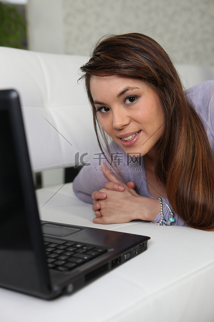 女人看着她的笔记本电脑