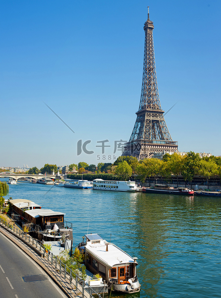 巴黎塞纳河上一艘活驳船的景色