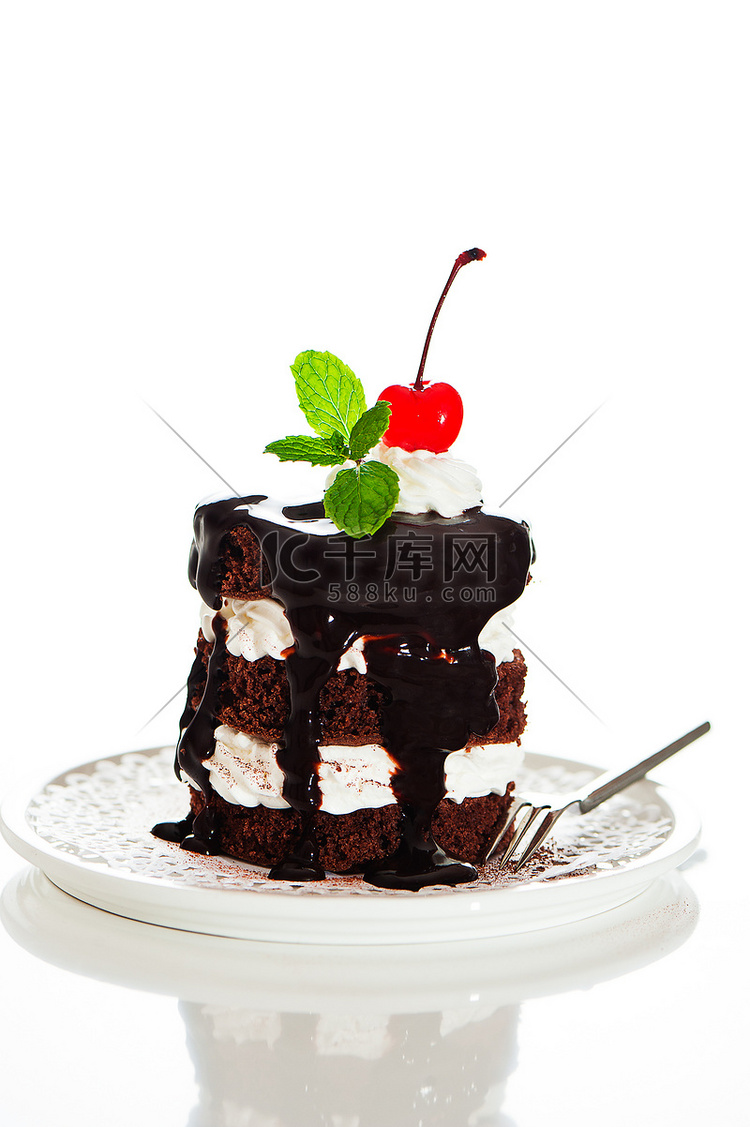 一个小巧克力蛋糕，有 2 层白