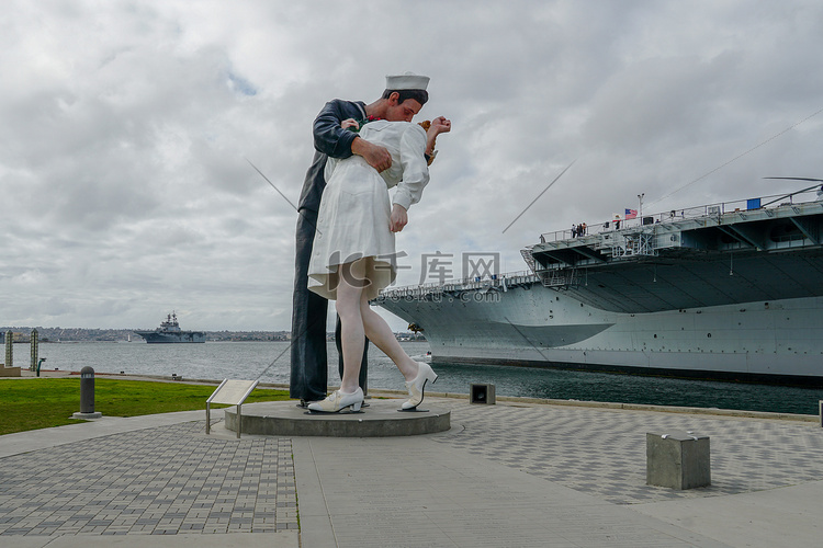 亲吻水手雕像，圣地亚哥港。