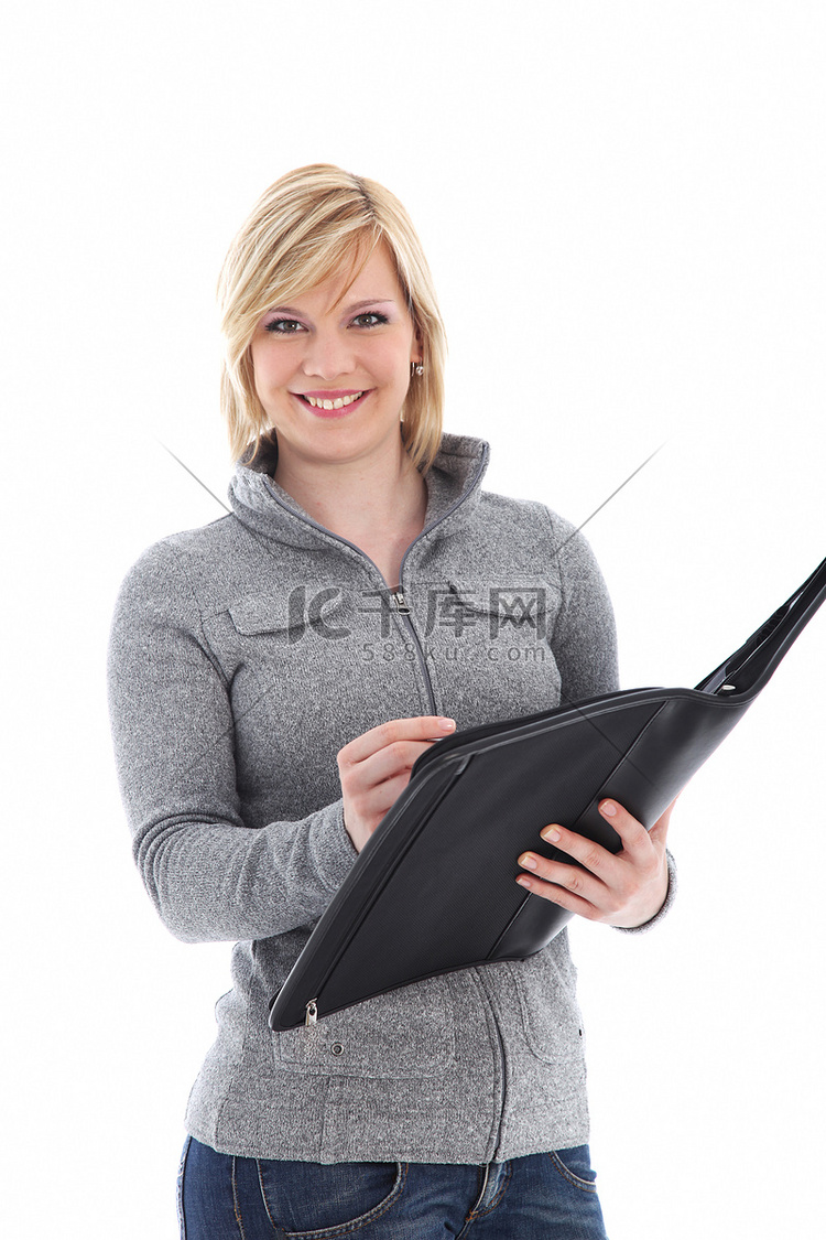 微笑的女士在一个大文件夹里写字