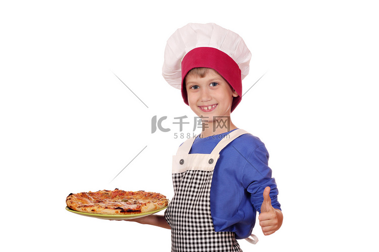 男孩厨师拿着披萨和 ok 的手势