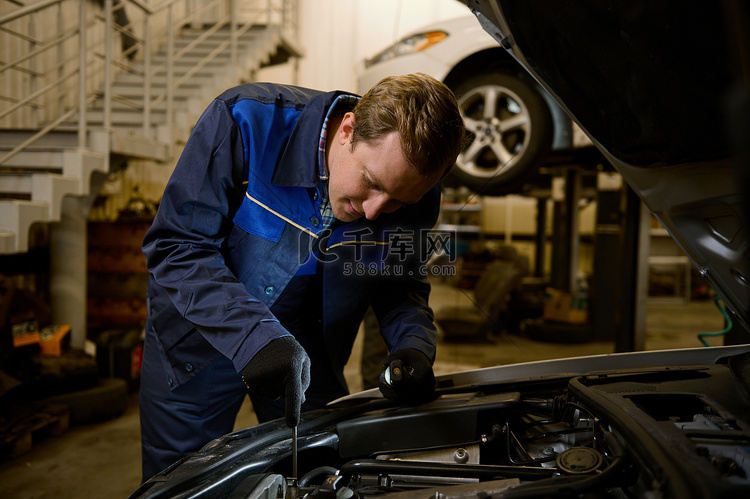 机械师检查和修理汽车发动机，技