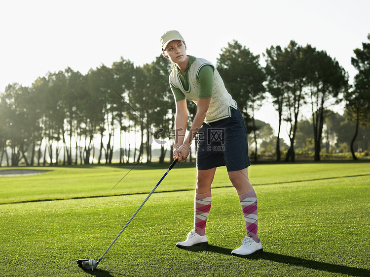 全长年轻女子高尔夫球手在高尔夫