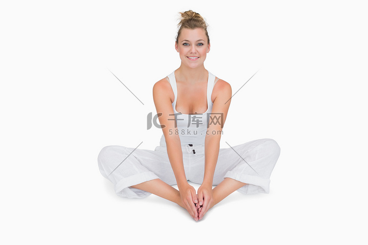 坐在束角瑜伽姿势的女孩