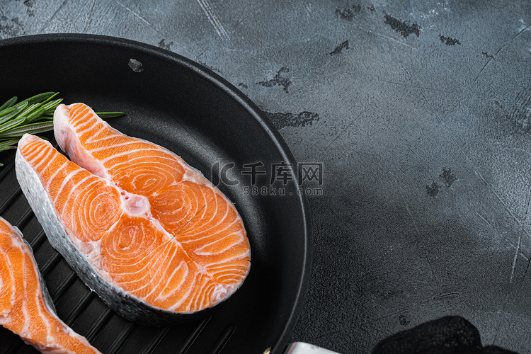 烤盘上的鲑鱼排生鱼，灰色背景，