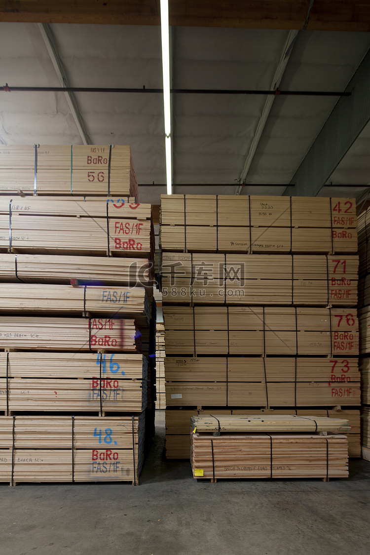 仓库中带标记的木胶合板堆