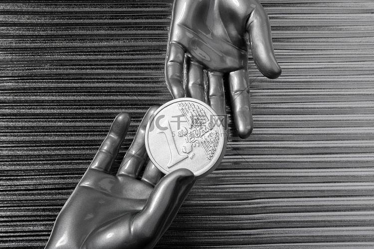 未来派机器人手中的银欧元硬币