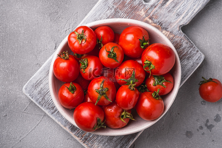 新鲜成熟的西红柿，碗里有水滴
