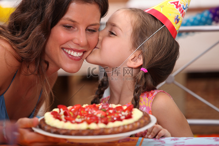 女儿在生日派对上亲吻妈妈